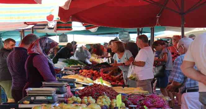 Alanya'da yaşayan yerleşik ve tatilci yabancılar alışverişte semt pazarını tercih ediyor