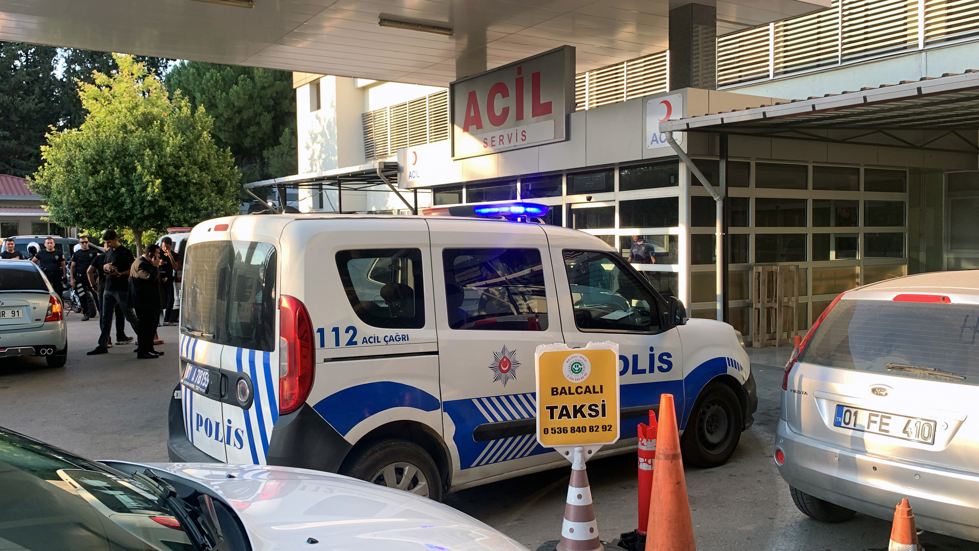 Çukurova Üniversitesi Balcalı Acil Servisi'te bir grup, doktor ve hemşirelere saldırdı.