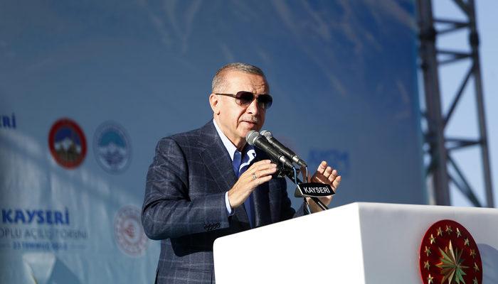 Cumhurbaşkanı Erdoğan konuşma yaptığı sırada gördüğü pankarta kayıtsız kalamadı: "Buraya enteresan bir şey yazmışlar"
