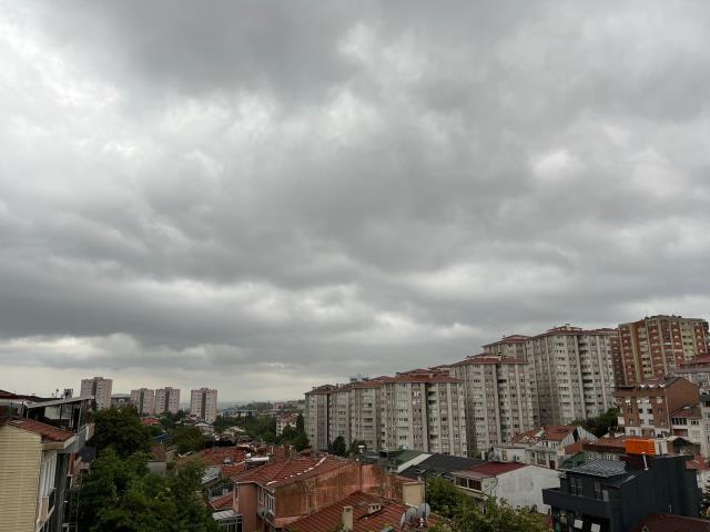 Son Dakika: İstanbul'da gün geceye döndü! Günlerdir uyarı yapılan yağmur, şehrin genelinde etkili oluyor