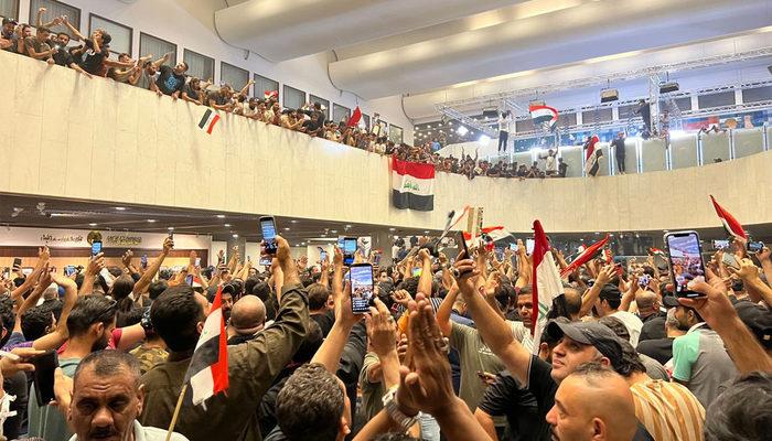 Son Dakika: Irak'ta Sadr yanlısı bir grup beton bariyerleri aşarak Meclis binasını bastı "Namaz kılıp evinize dönün"